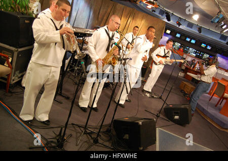 091026-N-6220J-001 HOUSTON (Oct. 26, 2009) The Navy Band, New Orleans Express, performs live in the Fox-26 television studio during Houston Navy Week, one of 21 Navy Weeks held across America this year. Navy Weeks are designed to show Americans the investment they have made in their Navy and increase awareness in cities that do not have a significant Navy presence. (U.S. Navy photo by Chief Mass Communication Specialist Steve Johnson/Released) US Navy 091026-N-6220J-001 The Navy Band, New Orleans Express, performs live in the Fox-26 television studio during Houston Navy Week, one of 21 Navy We Stock Photo