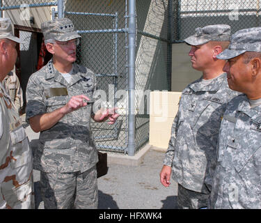 091027-A-0285B-079  GUANTANAMO BAY, Cuba (Oct. 27, 2009) Gen. Douglas Fraser, commander of U.S. Southern Command, speaks in a recreational yard with Brig. Gen. Rafael OÕFerrall, deputy commander of Joint Task Force Guantanamo and Col. Bruce Vargo, commander of the Joint Detention Group. Fraser, whose command includes JTF Guantanamo, visited the joint task force to meet with service members. (U.S. Army photo Spc. Cody Black/Released) US Navy 091027-A-0285B-079 Gen. Douglas Fraser, commander of U.S. Southern Command visited the joint task force to meet with service members Stock Photo