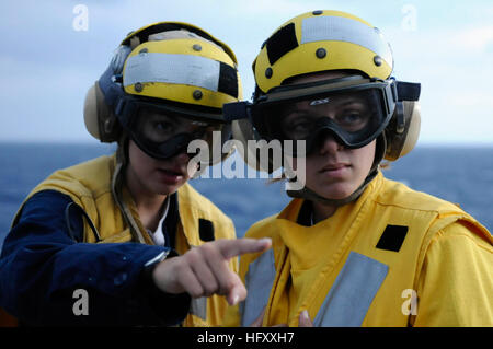 091116-N-7478G-154 PACIFIC OCEAN (Nov. 16, 2009) Boatswain's Mate 3rd Class Christine Bagley points out where the crash and salvage team stands to Boatswain's Mate 1st Class Danielle Villa. Bagley is training Villa as a landing signal enlisted during flight quarters aboard the amphibious command ship USS Blue Ridge (LCC 19). (U.S. Navy photo by Mass Communication Specialist 2nd Class Cynthia Griggs/Released) US Navy 091116-N-7478G-154 Boatswain's Mate 3rd Class Christine Bagley points out where the crash and salvage team stands to Boatswain's Mate 1st Class Danielle Villa Stock Photo