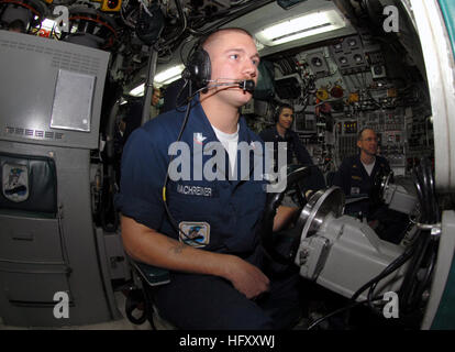 091125-N-7705S-035 NORFOLK (Nov. 25, 2009) TorpedomanÕs Mate 3rd class Christopher Machreiner, from Pittsburgh, Pa., mans the helm of the Los Angeles-class attack submarine USS Montpelier (SSN 765) as the boat transits the Elizabeth River toward Naval Station Norfolk. Montpelier is returning from a scheduled six-month deployment. (U.S. Navy photo by Mass Communication Specialist 1st Class Todd A. Schaffer/Released) US Navy 091125-N-7705S-035 Torpedoman's Mate 3rd class Christopher Machreiner, from Pittsburgh, Pa., mans the helm of the Los Angeles-class attack submarine USS Montpelier (SSN 765) Stock Photo