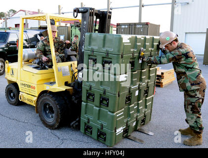 100114-N-9095H-003 NORFOLK (Jan. 14, 2009) Construction Electrician 3rd Class Timothy Daley, left, and Builder 1st Class Joshua Sisson, both assigned to Underwater Construction Team (UCT) 1 load equipment as the unit deploys to conduct humanitarian assistance to earthquake victims in Haiti. (U.S. Navy photo by Mass Communication Specialist 2nd Class Michael R. Hinchcliffe/Released) US Navy 100114-N-9095H-003 Sailors load equipment as the unit deploys to conduct humanitarian assistance to earthquake victims in Haiti Stock Photo