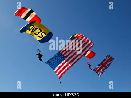 100408-N-0000L-001 LAKE ELSINORE, Calif. (April 8, 2010) Members of the U.S. Navy parachute demonstration team, the Leap Frogs, perform bi-plane manoeuvres with members of the British Army Parachute Regiment freefall team, the Red Devils, during a training day at Lake Elsinore, Calif. The Leap Frogs are based in San Diego and perform parachute demonstrations across the United States to showcase Navy excellence. (U.S. Navy photo by Chief Special Warfare Boat Operator (SWCC) J.C. Ledbetter/Released) US Navy 100408-N-0000L-001 Members of the U.S. Navy parachute demonstration team, the Leap Frogs, Stock Photo