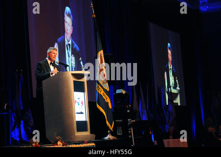 100410-N-9818V-782 GROTON, Conn. (April 10, 2010) Master Chief Petty Officer of the Navy (MCPON) Rick West delivers remarks at the 110th Submarine Birthday Ball at the MGM Grand. The ball celebrated the 50th anniversary of the submerged circumnavigation of the world by the nuclear-powered radar picket submarine USS Triton (SSRN 586) in 1960.  (U.S. Navy photo by Mass Communication Specialist 1st Class Jennifer A. Villalovos/Released) US Navy 100410-N-9818V-782 Master Chief Petty Officer of the Navy (MCPON) Rick West delivers remarks at the 110th Submarine Birthday Ball at the MGM Grand Stock Photo