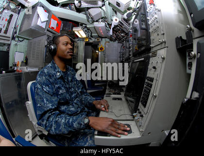 100414-N-7179M-034 NORFOLK (April 14, 2010) Sonar Technician (Submarines) 2nd Class Harlie Williams III, takes sonar readings aboard the Los Angeles-class attack submarine USS Newport News (SSN 750).  Newport News is preparing to depart Naval Station Norfolk for a brief underway. (U.S. Navy photo by Mass Communication Specialist 3rd class Danna M. Morris/Released) US Navy 100414-N-7179M-034 Sonar Technician (Submarines) 2nd Class Harlie Williams III, takes sonar readings aboard the Los Angeles-class attack submarine USS Newport News (SSN 750) Stock Photo