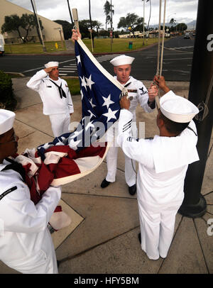 100415-N-7586L-089 PEARL HARBOR (April 15, 2010) Sailors assigned to Joint Base Pearl Harbor-Hickam prepare to raise the flag during morning colors. Pictured are Gas Turbine System Technician (Mechanical) 3rd Class Alexander Chance, left, BoatswainÕs Mate 2nd Class Matthew Tutt, Master-at-Arms 2nd Class Donathon Wyatt and Culinary Specialist 1st Class (Arnel Ortega. (U.S. Navy photo by Mass Communication Specialist 2nd Class Mark Logico/Released) US Navy 100415-N-7586L-089 Sailors assigned to Joint Base Pearl Harbor-Hickam prepare to raise the flag during morning colors Stock Photo