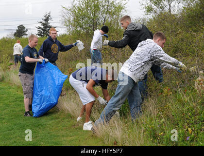 100423-N-9860Y-001 OAK HARBOR, Wash. (April 23, 2010) Sailors assigned to the Center for Naval Aviation Technical Training Unit Whidbey Island collect trash in the Saratoga Heights housing area during the Great American Clean Up. Approximately 300 people representing Forest City Military Communities, Navy Whidbey Recycle and Naval Air Station Whidbey Island tenant commands participated in the event, conducting clean-ups in military housing communities around the area and the Naval Air Station Whidbey Island Seaplane Base. (U.S. Navy photo by Mass Communication Specialist 2nd Class Tucker M. Ya Stock Photo