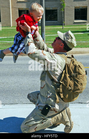 100426-N-7084M-151  GULFPORT, Miss. (April 26, 2010) A Seabee assigned to Naval Mobile Construction Battalion (NMCB) 22, a Navy reserve battalion based in Dallas, Texas, is greeted by his son at Naval Construction Battalion Center, Gulfport, Miss. NMCB-22 is returning from a seven-month deployment from the U.S. Central Command area of responsibility. (U.S. Navy photo by Equipment Operator 3rd Class Mikayla Mondragon/Released) US Navy 100426-N-7084M-151 A Seabee assigned to Naval Mobile Construction Battalion (NMCB) 22, a Navy reserve battalion based in Dallas, Texas, is greeted by his son at N Stock Photo