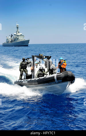 100521-N-3674H-177 MEDITERRANEAN SEA (May 21, 2010) Spanish marines depart the Spanish navy Descubierta-class corvette SPS Infanta Elena (P 76) during a visit, board, search and seizure (VBSS) drill in the Mediterranean Sea during Phoenix Express 2010 (PE-10). PE-10 aims to improve maritime safety and security in the Mediterranean Sea through increased interoperability and cooperation among regional partners from Africa, Europe and the United States. (U.S. Navy photo by Mass Communication Specialist 2nd Class John Hulle/Released) US Navy 100521-N-3674H-177 Spanish marines depart the Spanish na Stock Photo