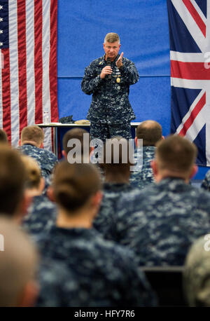 100602-N-7526R-074 MOLESWORTH, England (June 2, 2010) Master Chief Petty Officer of the Navy (MCPON) Rick West answers a SailorÕs question during an all-hands call at Joint Analysis Center Royal Air Force Molesworth. West is on a 10-day trip to installations and support elements in Western Europe. (U.S. Navy photo by Mass Communication Specialist 2nd Class Marc Rockwell-Pate/Released) US Navy Master Chief Petty Officer of the Navy (MCPON) Rick West answers a Sailor's question during an all-hands call at Joint Analysis Center Royal Air Force Molesworth Stock Photo