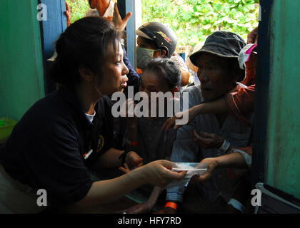 100603-N-4044H-223 QUY NHON, Vietnam (June 3, 2010) Lt. Cmdr. Cha Vu, a volunteer from Public Health Service, distributes medicine to local Vietnamese patients during a Nhon Binh medical civic action program (MEDCAP). The Nhon Binh MEDCAP is one of several while the Military Sealift Command hospital ship USNS Mercy (T-AH 19) visits Vietnam. Mercy is in Vietnam supporting Pacific Partnership, the fifth in a series of annual U.S. Pacific Fleet humanitarian and civic assistance endeavors to strengthen regional partnerships. (U.S. Navy photo by Mass Communication Specialist 2nd Class Eddie Harriso Stock Photo