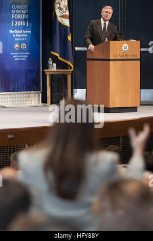 100609-N-9923C-067 NEWPORT, R.I. (June 9, 2010) Secretary of the Navy (SECNAV) the Honorable Ray Mabus speaks to attending members of the 2010 Current Strategy Forum at the Naval War College. This year's conference will explore the theme of The Global System in Transition by examining United States foreign policy in the emerging global order, the strategic leadership opportunities for the United States, and the role of the maritime services in supporting the nation's key objectives. (U.S. Navy photo by Chief Electronics Technician James B. Clark/Released) US Navy 100609-N-9923C-067 Secretary o Stock Photo