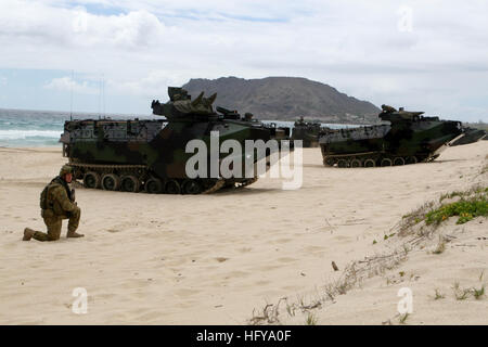 100708-M-9232S-011 KANEOHE BAY, Hawaii (July 8, 2010) Cpl. Blake Kirkham, assigned to 2nd Royal Australian Regiment, 5th platoon, secures the beach head for an amphibious assault vehicle during a mechanized raid rehearsal on Pyramid Rock Beach at Marine Corps Base Hawaii during Rim of the Pacific (RIMPAC) 2010 exercises. RIMPAC is a biennial, multinational exercise designed to strengthen regional partnerships and improve multinational interoperability. (U.S. Marine Corps photo by Lance Cpl. Jody Lee Smith/Released) US Navy 100708-M-9232S-011 Cpl. Blake Kirkham secures the beach head for an amp Stock Photo