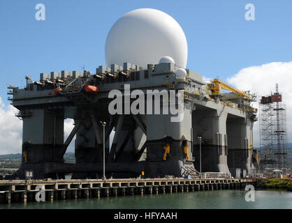 100714-N-3666S-008 PEARL HARBOR (July 14, 2010) The Sea-Based X-band Radar (SBX) arrives at Foxtrot Pier on Ford Island. SBX will be in port to perform periodic maintenance and to conduct American Bureau of Shipping surveys that will lead to the renewal of the SBX U.S. Coast Guard Certificate of Inspection. (U.S. Navy photo by Mass Communication Specialist 2nd Class Robert Stirrup/Released) US Navy 100714-N-3666S-008 Radar arrives at Ford Island Stock Photo