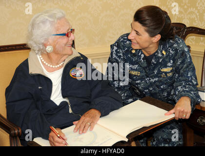 100715-N-6936G-023  ATLANTIC OCEAN (July 15, 2010) Former First Lady Barbara Bush signs the guest book aboard the aircraft carrier USS George H.W. Bush (CVN 77) while Lt. Cmdr. Virginia Schmied looks on. Bush and her husband, former President George H.W. Bush, spent their time aboard watching flight operations, touring the ship and visiting with the crew. George H.W. Bush is conducting training in the Atlantic Ocean. (U.S. Navy photo by Mass Communication Specialist Seaman Sandi L. Grimnes/Released) US Navy 100715-N-6936G-023 Former First Lady Barbara Bush signs the guest book aboard the aircr Stock Photo