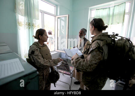 100803-M-0301S-030 HELMAND, Afghanistan (Aug. 3, 2010) Hospital Corpsman 2nd Class Claire E. Ballante, right, assigned to the Female Engagement Team (FET), tours a free health clinic while patrolling with 1st Battalion 2d Marines in Musa Qa'leh, Afghanistan. Ballante spoke with Afghan volunteer employees to asses the overall condition of the facility in order to provide assistance. (U.S. Marine Corps photo by Cpl. Lindsay L. Sayres/Released) US Navy 100803-M-0301S-030 Hospital Corpsman 2nd Class Claire E. Ballante, right, assigned to the Female Engagement Team (FET), tours a free health clinic Stock Photo
