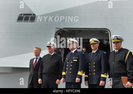 100819-N-8273J-054  KARLSKRONA, Sweden (Aug. 19, 2010) Chief of Naval Operations (CNO) Adm. Gary Roughead, second from left, poses for a photo prior to boarding the Swedish Navy Visby Corvette HSwMS NYKOPING at Naval Base Karlskrona Naval Base.  (U.S. Navy photo by Mass Communication Specialist 1st Class Tiffini Jones Vanderwyst/Released) US Navy 100819-N-8273J-054 Chief of Naval Operations (CNO) Adm. Gary Roughead, second from left, poses for a photo prior to boarding the Swedish Navy Visby Corvette HSwMS NYKOPING Stock Photo