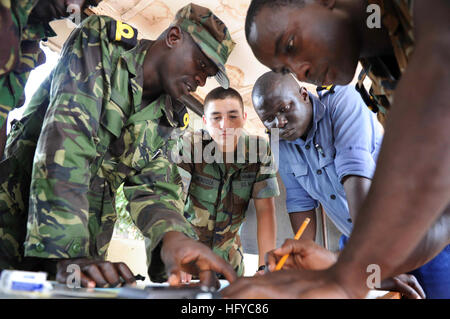 100818-N-7589W-331 FREETOWN, Sierra Leone (Aug. 18, 2010) Boatswains' Mate 2nd Class Daniel Mendoza, center, assigned to the Security Force Assistance Detachment of Maritime Civil Affairs and Security Training Command, watches as Sierra Leone soldiers plot a navigational course during a two-week small craft operations training exercise. (U.S. Navy photo by Mass Communication Specialist 1st Class Jeffery Tilghman Williams/Released) US Navy 100818-N-7589W-331 Boatswains' Mate 2nd Class Daniel Mendoza watches as Sierra Leone soldiers plot a navigational course during a two-week small craft operat Stock Photo