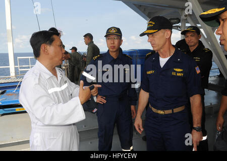 100823-N-9204B-007 SINGAPORE (Aug. 23, 2010) A sailor aboard the motor vessel M/V Swift Rescue discusses submarine rescue operations with U.S. Rear Adm. Robert Kamensky, vice-commander of Submarine Force, and Rear Adm. Chew Men Leong, Republic of Singapore Chief of Navy during Pacific Reach 2010. (U.S. Navy photo by Lt. Lara Bollinger/Released) US Navy 100823-N-9204B-007 A sailor aboard the motor vessel M-V Swift Rescue discusses submarine rescue operations Stock Photo