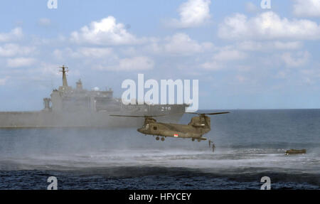 100823-N-9204B-005 SINGAPORE (Aug. 23, 2010) A Republic of Singapore Navy Chinook helicopter deploys a rescue diver team and raft near the Republic of Singapore Navy command ship RSS Endeavour (LST 210) during Pacific Reach 2010. (U.S. Navy photo by Lt. Lara Bollinger/Released) US Navy 100823-N-9204B-005 A Republic of Singapore Navy Chinook helicopter deploys a rescue diver team and raft near the Republic of Singapore Navy command ship RSS Endeavour (LST 210) during Pacific Reach 2010 Stock Photo