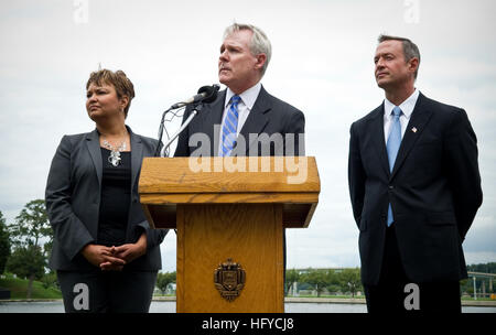 100825-N-5549O-088 ANNAPOLIS, Md. (Aug. 25, 2010) Secretary of the Navy (SECNAV) the Honorable Ray Mabus, center,  Environmental Protection Agency Administrator Lisa Jackson, left, and Maryland Gov. Martin O'Malley answer questions from the media following the Chesapeake Bay Base Commanders' Conference at the U.S. Naval Academy. (U.S. Navy photo by Mass Communication Specialist 2nd Class Kevin S. O'Brien/Released) US Navy 100825-N-5549O-088 Secretary of the Navy (SECNAV) the Honorable Ray Mabus, center, Environmental Protection Agency Administrator Lisa Jackson, left, and Maryland Gov. Martin  Stock Photo