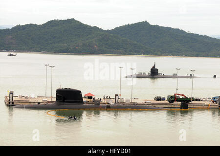 101011-O-0000X-010 SABAH, Malaysia (Oct. 11, 2010) The Los Angeles-class attack submarine USS Jacksonville (SSN 699) prepares to moor across the pier from Malaysia's first submarine, KD Tunku Abdul Rahman, at Sepangar Naval Base. Jacksonville visited Malaysia as part of a scheduled deployment tot he western Pacific Ocean. (Royal Malaysian Navy photo/Released) US Navy 101011-O-0000X-010 he Los Angeles-class attack submarine USS Jacksonville (SSN 699) prepares to moor across the pier from Malaysia's first Stock Photo