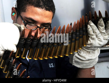 100902-N-5538K-101 SEA OF JAPAN (Sept. 2, 2010) Aviation Ordnanceman Seaman Kenneth R. Mack, assigned to the forward-deployed amphibious assault ship USS Essex (LHD 2), breaks .50-caliber ammunition chains into 20-round lengths for use during a training exercise aboard the forward-deployed amphibious assault ship USS Essex (LHD 2). (U.S. Navy photo by Mass Communication Specialist 3rd Class Casey H. Kyhl/Released) US Navy 100902-N-5538K-101 Aviation Ordnanceman Seaman Kenneth R. Mack, assigned to the forward-deployed amphibious assault ship USS Essex (LHD 2), breaks .50-caliber ammunition chai Stock Photo