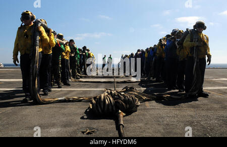 100914-N-0232G-102 PACIFIC OCEAN (Sept. 14, 2010) Sailors carry an aircraft crash barricade during an emergency aircraft recovery drill aboard the aircraft carrier USS Ronald Reagan (CVN 76). The barricade is a last resort measure to safely land an aircraft that is unable to use its tail hook. Ronald Reagan is underway in the Pacific Ocean conducting drills in preparation for its upcoming deployment.  (U.S. Navy photo by Mass Communication Specialist 3rd Class Kevin Gray/Released) US Navy 100914-N-0232G-102 Sailors carry an aircraft crash barricade during an emergency aircraft recovery drill a Stock Photo