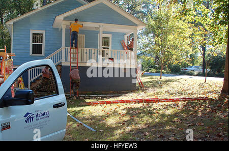 101013-N-6778P-012 ATLANTA (Oct. 13, 2010) Sailors assigned to the guided-missile submarine USS Georgia (SSGN 729) and Seabees from 3rd Naval Construction Regiment paint a Habitat for Humanity house during Atlanta Navy Week. Atlanta Navy Week is one of 19 Navy weeks planned across America in 2010. Navy weeks show Americans the investment they have made in their Navy and increase awareness in cities that do not have a significant Navy presence. (U.S. Navy photo by Mass Communication Specialist 1st Class Ruben Perez/Released) US Navy 101013-N-6778P-012 Sailors assigned to the guided-missile subm Stock Photo