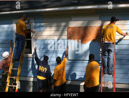 101013-N-1938G-002 ATLANTA (Oct. 13, 2010) Sailors assigned to the guided-missile submarine USS Georgia (SSGN 729) and Seabees from 3rd Naval Construction Regiment paint a Habitat for Humanity house during Atlanta Navy Week. Atlanta Navy Week is one of 19 Navy weeks planned across America in 2010. Navy weeks show Americans the investment they have made in their Navy and increase awareness in cities that do not have a significant Navy presence. (U.S. Navy photo by Mass Communication Specialist 1st Class Erica R. Gardner/Released) US Navy 101013-N-1938G-002 Sailors assigned to the guided-missile Stock Photo