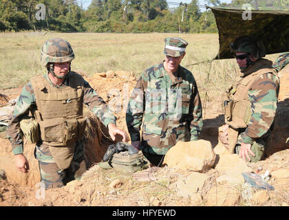 101013-N-3013W-193 CAMP SHELBY, Miss. (Oct. 13, 2010) Utiltiesman 2nd Class Vincent Karkau, assigned to Navy Mobile Construction Battalion (NMCB) 26, demonstrates his field communication equipment to Vice Adm. Dirk Debbink, center, commander of Navy Reserve Force. NMCB-26 has been mobilized in preparation for a deployment to Afghanistan. (U.S. Navy photo by Mass Communication Specialist 2nd Class Charles White/Released) US Navy 101013-N-3013W-193 Utiltiesman 2nd Class Vincent Karkau, assigned to Navy Mobile Construction Battalion (NMCB) 26, demonstrates his field c Stock Photo