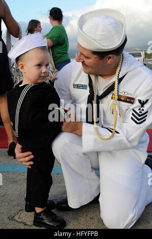 101029-N-3560G-002 PEARL HARBOR (Oct. 29, 2010) Machinist Mate 1st Class Steven Bear hugs his son during a homecoming celebration for the Los Angeles-class submarine USS Louisville (SSN 724) at Joint Base Pearl Harbor-Hickam. Louisville returned to homeport after a scheduled deployment to the Western Pacific region. (U.S. Navy photo by Mass Communication Specialist 2nd Class Ronald Gutridge/Released) US Navy 101029-N-3560G-002 Machinist Mate 1st Class Steven Bear hugs his son during a homecoming celebration for the Los Angeles-class submarine US Stock Photo