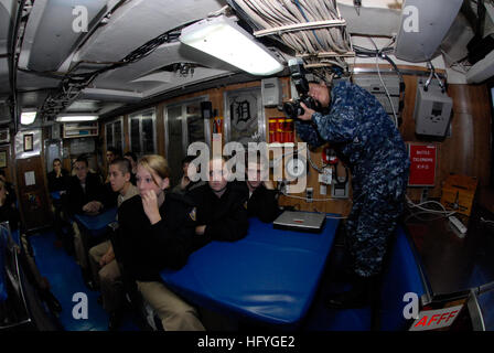 101113-N-8269F-005  NORFOLK (Nov. 13, 2010) Mass Communication Specialist 2nd Class Kleynia McKnight, assigned to Navy Public Affairs Support Element East (NPASE E), provides media photo coverage of touring Navy Junior ROTC students from Belmont, N.C. aboard the Los Angeles-class attack submarine USS Newport News (SSN 750). NPASE E supports the fleet and component commanders with public affairs and visual information requirements. (U.S. Navy photo by Mass Communication Specialist 1st Class Gino Flores/Released) US Navy 101113-N-8269F-005 Mass Communication Specialist 2nd Class Kleynia McKnight Stock Photo