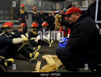 101216-N-2147L-001 ATLANTIC OCEAN (Dec. 16, 2010) Senior Chief Damage Controlman Frank Ferrantelli, assigned to the amphibious transport dock ship USS New York (LPD 21), conducts pipe patching training during a flooding drill. New York is conducting training in the Atlantic Ocean. (U.S. Navy photo by Mass Communication Specialist 1st Class Corey Lewis/Released) US Navy 101216-N-2147L-001 enior Chief Damage Controlman Frank Ferrantelli conducts pipe patching training during a flooding drill aboard USS New Y Stock Photo