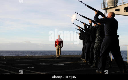 101223-N-8040H-095 PACIFIC OCEAN (Dec. 23, 2010) Senior Chief GunnerÕs Mate Zachary Eubanks shouts orders as Sailors in a burial detail fire a rifle volley during a burial at sea ceremony rehearsal aboard the aircraft carrier USS Carl Vinson (CVN 70). Carl Vinson and Carrier Air Wing (CVW) 17 are on a deployment to the U.S. 7th and U.S. 5th Fleet areas of responsibility. (U.S. Navy photo by Mass Communication Specialist 3rd Class Christopher K. Hwang/Released) US Navy 101223-N-8040H-095 Senior Chief Gunner's Mate Zachary Eubanks shouts orders as Sailors in a burial detail fire a rifle volley d Stock Photo