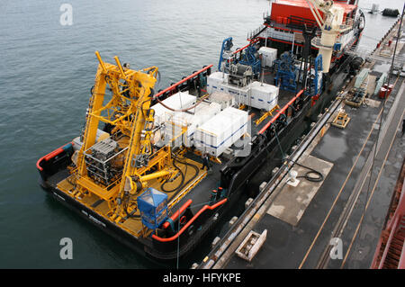 110216-N-0000L-001 SAN DIEGO (Feb. 16, 2011) Deep Submergence Unit (DSU) loads their new surface support ship, the Hornbeck offshore ship (HOS) Dominator. Dominator allows DSU to load the pressurized rescue module and two atmosphere diving suits for submarine rescue training at the same time. DSU will get underway this week to start their workup for the international submarine rescue exercise Bold Monarch 2011 this summer. (U.S. Navy photo by Paul Lampley/Released) US Navy 110216-N-0000L-001 Deep Submergence Unit (DSU) loads their new surface support ship, the Hornbeck offshore ship (HOS) Domi Stock Photo