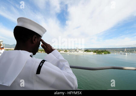 110301-N-RC734-070 HONOLULU (March 1, 2011) Engineman Fireman Broderick Smith, assigned to Assault Craft Unit (ACU) 1, renders a hand salute as the amphibious dock landing ship USS Comstock (LSD 45) passes the USS Arizona Memorial during a scheduled port visit to Joint Base Pearl Harbor-Hickam. Comstock, part of the Boxer Amphibious Ready Group, is underway on a scheduled deployment to the western Pacific Ocean. (U.S. Navy photo by Mass Communication Specialist 2nd Class Joseph M. Buliavac/Released) US Navy 110301-N-RC734-070 Engineman Fireman Broderick Smith renders a hand salute as the amphi Stock Photo