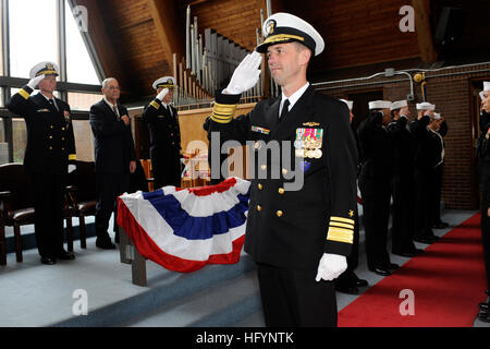 110401-N-8467N-001 GROTON, Conn. (April 1, 2011) Vice Adm. John M. Richardson, commander of Submarine Forces, is piped aboard the Los Angeles-class attack submarine USS Memphis (SSN 691) before the submarineÕs decommissioning ceremony. (U.S. Navy photo by John Narewski/Released) US Navy 110401-N-8467N-001 ice Adm. John M. Richardson, commander of Submarine Forces, is piped aboard the Los Angeles-class attack submarine USS M Stock Photo