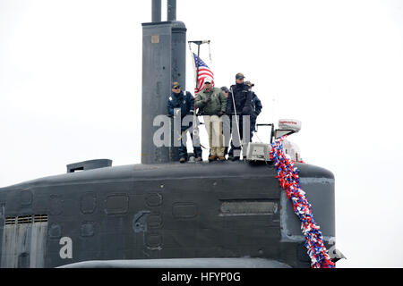 110408-N-8467N-004 GROTON, Conn. (April 8, 2011) The Los Angeles-class fast attack submarine USS Providence (SSN 719) returns to Submarine Base New London following a scheduled deployment. Providence supported Joint Task Force Odyssey Dawn, launching cruise missiles against Libyan air defense, surface-to-air missiles sites and communication nodes. (U.S. Navy photo by John Narewski/Released) US Navy 110408-N-8467N-004 USS Providence (SSN 719) returns to Submarine Base New London following a scheduled deployment Stock Photo