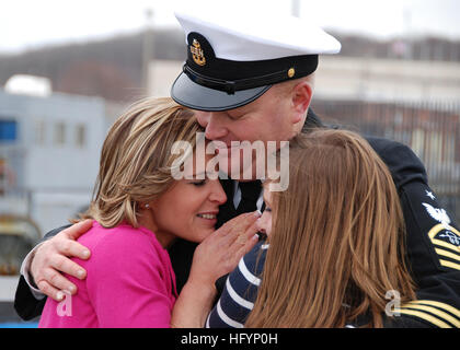 110408-N-AW342-109 GROTON, Conn. (April 8, 2011) Senior Chief Sonar Technician  Matthew Lindsey, assigned to the Los Angeles-class attack submarine USS Providence (SSN 719), is greeted by his wife and daughter on the pier at Naval Submarine Base New London during a homecoming celebration for Providence after a six-month deployment. (U.S. Navy photo by Mass Communication Specialist 1st Class Virginia K. Schaefer/Released) US Navy 110408-N-AW342-109 Senior Chief Sonar Technician Matthew Lindsey, assigned to the Los Angeles-class attack submarine USS Providence (SSN 7 Stock Photo