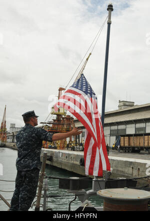 110421-N-NL541-076 SALVADOR, Brazil (April 21, 2011) Fire Controlman 2nd Class Jordon Babin lowers the national ensign on the fantail of the guided-missile frigate USS Thach (FFG 43) as Thach departs Salvador, Brazil. Thach is deployed in support of Southern Seas 2011. (U.S. Navy photo by Mass Communication Specialist 3rd Class Stuart Phillips/Released) US Navy 110421-N-NL541-076 Fire Controlman 2nd Class Jordon Babin lowers the national ensign on the fantail of the guided-missile frigate USS Thach Stock Photo