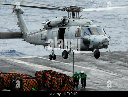 110423-N-GL340-029 PACIFIC OCEAN (April 23, 2011) Logistics Specialist Seaman Immanuel Carter, from Los Angeles, and Logistics Specialist 1st Class Kristopher Forest, from Watts, Calif., run to clear an SH-60H Sea Hawk helicopter assigned to the Black Knights of Helicopter Anti-Submarine Squadron (HS) 4, embarked aboard the aircraft carrier USS Ronald Reagan (CVN 76) during a vertical. Ronald Reagan is operating in the Pacific Ocean. (U.S. Navy photo by Mass Communication Specialist Seaman Apprentice Michael Feddersen/Released) US Navy 110423-N-GL340-029 Logistics Specialist Seaman Immanuel Ca Stock Photo