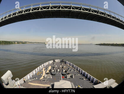 110525-N-2147L-002 NEW YORK (May 25, 2011) The amphibious transport dock ship USS New York (LPD 21) prepares to pass under the Verrazano Narrows Bridge as it enters the New York Harbor. New York has 7.5 tons of steel salvaged from the World Trade Center towers forged into her bow and is participating in the 24th annual Fleet Week New York. (US Navy photo by Mass Communication Specialist 1st Class Corey Lewis/Released) US Navy 110525-N-2147L-002 USS New York (LPD 21) prepares to pass under the Verrazano Narrows Bridge as it enters the New York Harbor Stock Photo