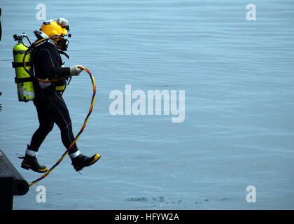 110609-N-VP123-086 KUANTAN, Malaysia (June 9, 2011) A Royal Malaysian Navy diver enters the water for a tandem familiarization dive with a U.S. Navy Diver during Cooperation Afloat Readiness and Training (CARAT) Malaysia 2011. CARAT is a series of bilateral exercises held annually in Southeast Asia to strengthen relationships and enhance force readiness. (U.S. Navy photo by Lt. Cmdr. Mike Morley/Released) US Navy 110609-N-VP123-086 A Royal Malaysian Navy diver enters the water for a tandem familiarization dive with a U.S. Navy Diver during Cooperatio Stock Photo