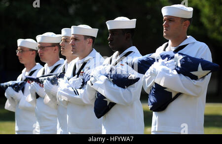 110614-N-VT444-030 FORT MEADE, Md. (June 14, 2011) Sailors assigned to Navy Information Operations Command (NIOC) Maryland hold U.S. Flags during a flag decommissioning ceremony at Fort George G. Meade, Md (U.S. Navy photo by Mass Communication Specialist 2nd Class Regina Wilken/Released) US Navy 110614-N-VT444-030 Sailors hold U.S. Flags during a flag decommissioning ceremony at Fort George G. Meade, Md Stock Photo