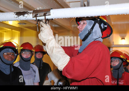 110622-N-IK959-736 NAVAL STATION GREAT LAKES, Ill. (June 22, 2011) Damage Controlman 2nd Class George Christie, an instructor from Damage Control A School Great Lakes, instructs Navy JROTC cadets on pipe patching during the 2011 NJROTC Leadership Academy. During the weeklong event, upcoming NJROTC juniors and seniors were trained to be the senior leaders of their units for the upcoming high school year. (U.S. Navy photo by Scott A. Thornbloom/Released) US Navy 110622-N-IK959-736 Damage Controlman 2nd Class George Christie instructs Navy JROTC cadets on pipe patching during the 2011 NJROTC Lead Stock Photo