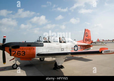 110720-N-LY958-101 CORPUS CHRISTI, Texas (July 20, 2011) Instructor pilot Lt. Cmdr. Daniel Kelly and student naval aviator Ensign Christopher Tucker, both assigned to Training Squadron (VT) 28, make final preparations in a T-34 Turbomentor aircraft before a training flight. VT-28 is one of two primary squadrons based at Naval Air Station Corpus Christi that train naval aviators. (U.S. Navy photo by Richard Stewart/Released) US Navy 110720-N-LY958-101 Instructor pilot Lt. Cmdr. Daniel Kelly and student naval aviator Ensign Christopher Tucker, both assigned to Training S Stock Photo