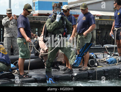 110818-N-VA590-136  PANAMA CITY, Panama (Aug. 18, 2011) Navy Diver 2nd Class Ryan Arnold, assigned to Mobile Diving and Salvage Unit (MDSU) 2, jumps into the water at the Vasco Nunez de Balboa naval base pier as part of PANAMAX 2011. PANAMAX is an annual multinational training exercise focused on the security of the Panama Canal, with participants from 17 countries and involving more than 4,500 personnel throughout the U.S. Southern Command. (U.S. Navy photo by Mass Communication Specialist 1st Class Jose Lopez Jr./Released) US Navy 110818-N-VA590-136 Navy Diver 2nd Class Ryan Arnold, assigned Stock Photo