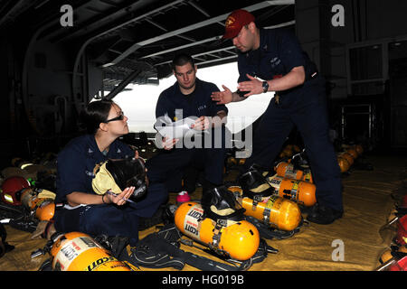 110830-N-NZ569-024 ATLANTIC OCEAN (Aug. 30, 2011) Damage Controlman 3rd Class Dorothy Bowman, Damage Controlman Fireman Christopher Ewell, and Damage Controlman 1st Class Nicholas Webb, inspect firefighting equipment in preparation for the Board Of Inspection Survey aboard the Nimitz-class aircraft carrier USS Dwight D. Eisenhower (CVN 69). Dwight D. Eisenhower is en route to its homeport of Naval Station Norfolk after an unplanned underway period to avoid Hurricane Irene. (U.S. Navy photo by Mass Communication Specialist 3rd Class Tony Bloom/Released) US Navy 110830-N-NZ569-024 Damage Control Stock Photo
