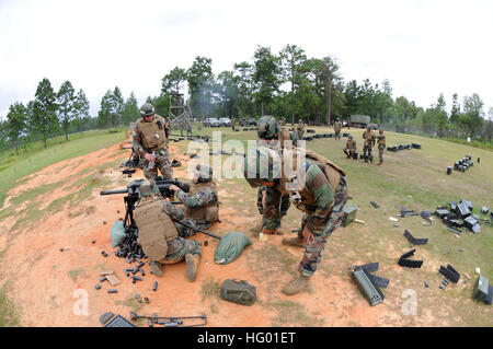 110902-N-UH337-184 CAMP SHELBY, Miss. (Sept. 2, 2011) Sailors assigned to Naval Mobile Construction Battalion (NMCB) 11 fire a MK-19 machine gun while instructors assigned to the 20th Seabee Readiness Group R75 look on, completing a week-long qualification training course.  (U.S. Navy photo by Mass Communication Specialist 1st Class Jonathan Carmichael/Released) US Navy 110902-N-UH337-184 Sailors assigned to Naval Mobile Construction Battalion (NMCB) 11 fire a MK-19 machine gun Stock Photo