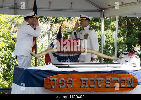 BANGOR, Wash. (Aug. 26, 2016) Cmdr. Scott McGinnis, right, commanding officer of the Los Angeles-class fast-attack submarine USS Houston (SSN 713), requests permission to secure the watch for inactivation from Capt. Brian Humm, Commodore, Submarine Squadron 19, during a decommissioning ceremony at Naval Base Kitsap Bangor. Houston concluded 33 years of service as the fourth U.S. warship to be named after Houston, Texas. (U.S. Navy photo by Mass Communication Specialist 1st Class Amanda R. Gray/Released) USS Houston Decommissions After 33 Years of Service 160826-N-UD469-136 Stock Photo